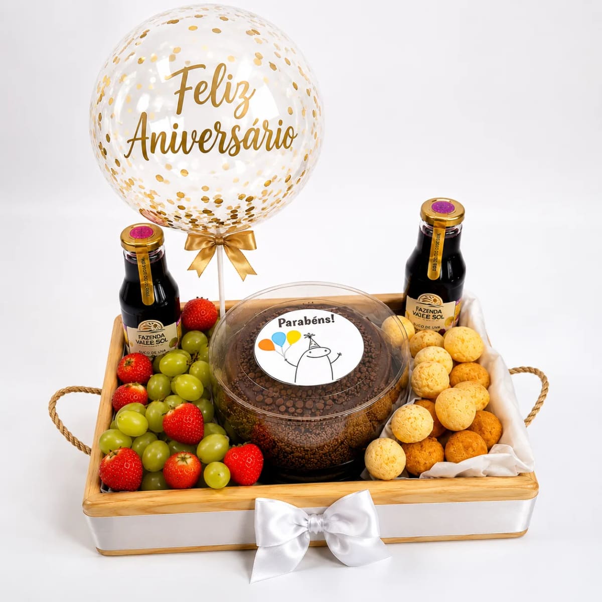 Cesta de Aniversário com Bolo, Salgadinhos, Frutas e Sucos.