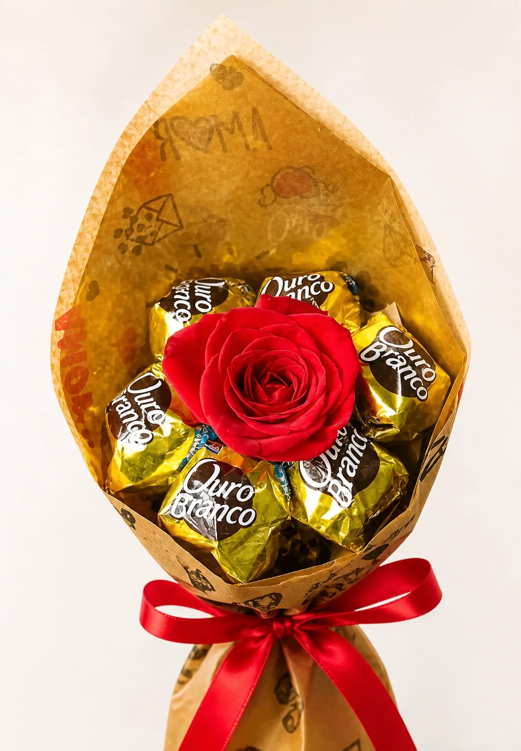 Buquê de Chocolate Ouro Branco com Botão de Rosa