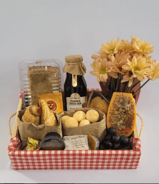 Café da Manhã com Pão de Batata, Frutas e Bolo