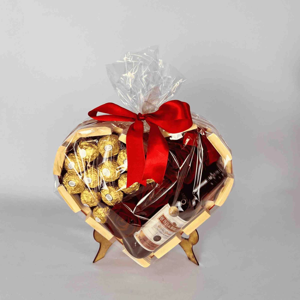 Caixa de madeira em formato de coração com Ferrero Rocher e vinho