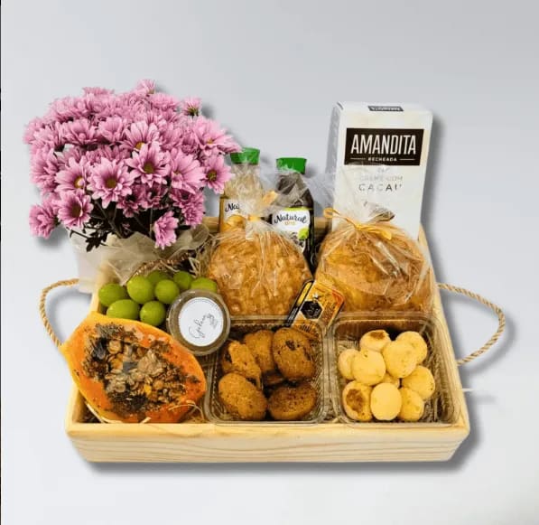 Cesta com Amandita, Frutas, Cookies e Waffles