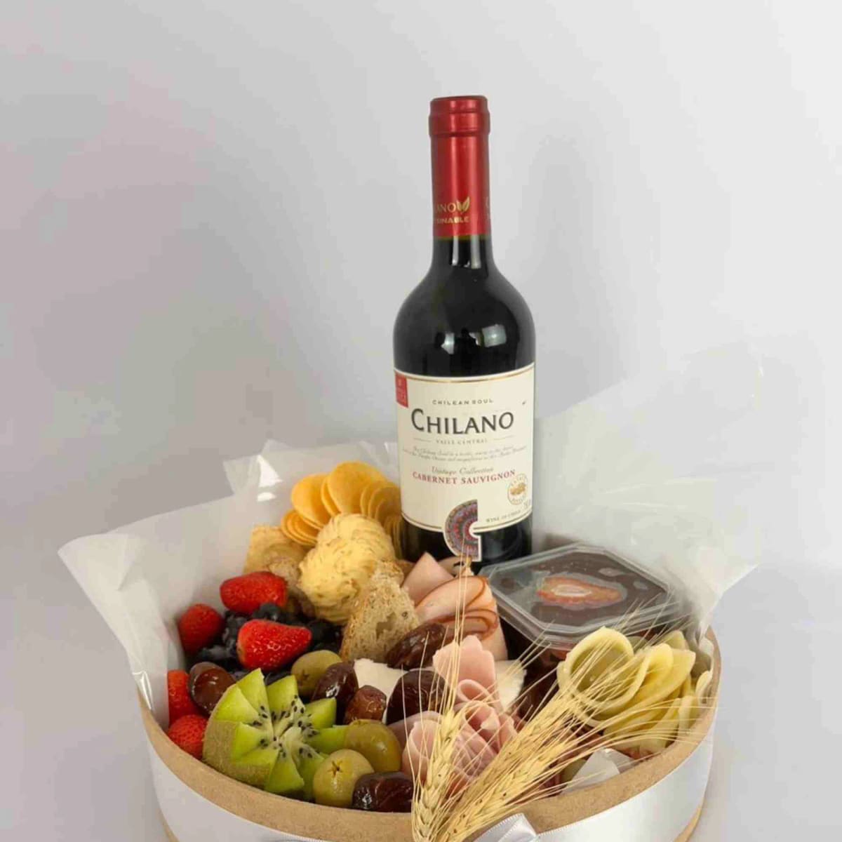 Cesta Com Frios Frutas E Vinho