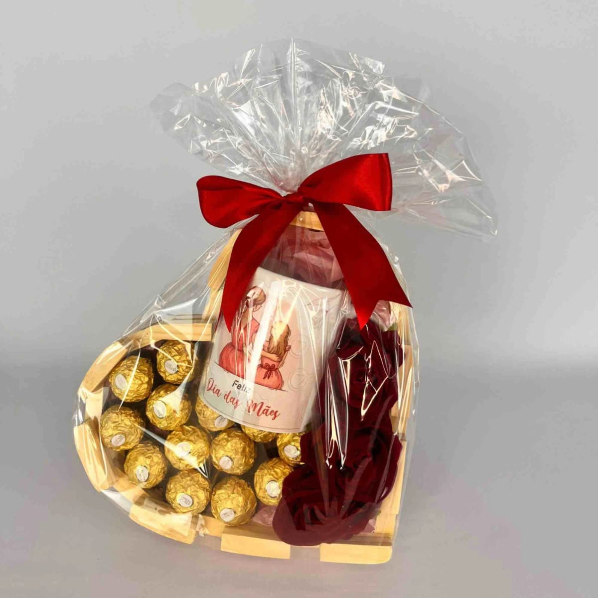 Cesta de coração com caneca e bombons Ferrero Rocher - Dia das Mães