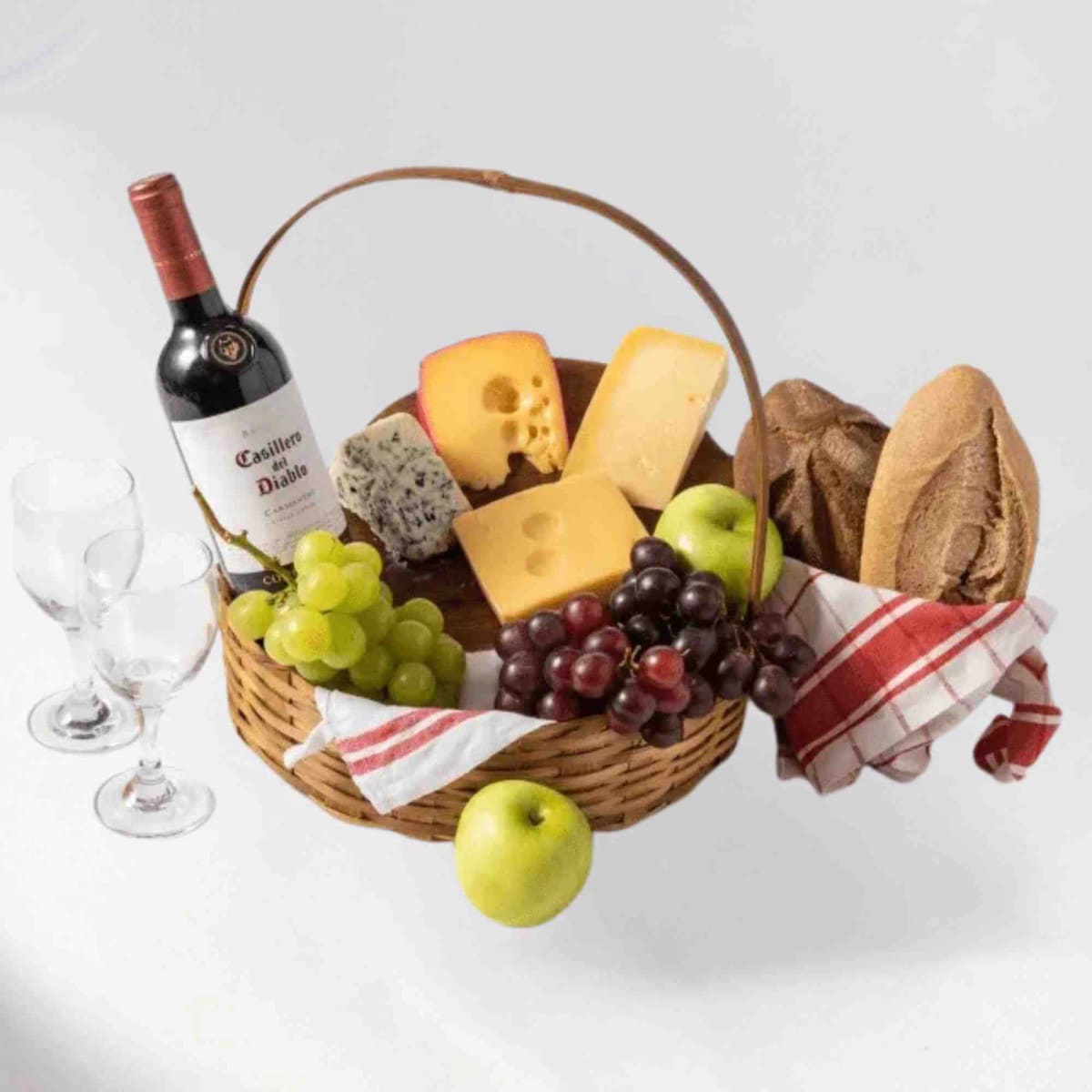 Cesta de Queijos, Fruta, Pães e Vinho Tinto