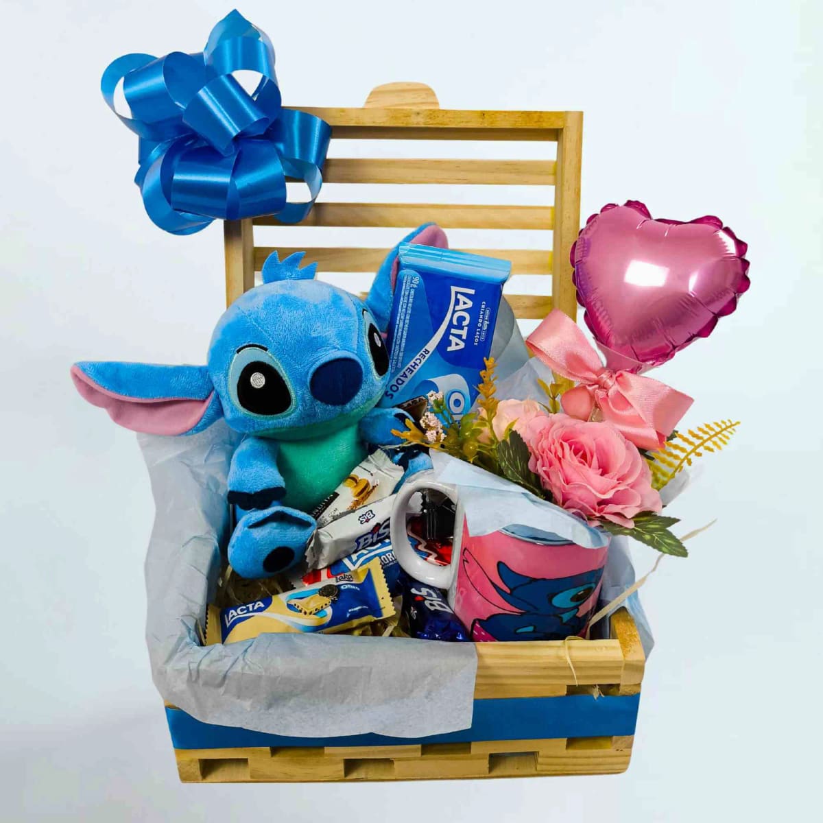 Cesta do Stich com Caneca, cholates,barra e flores