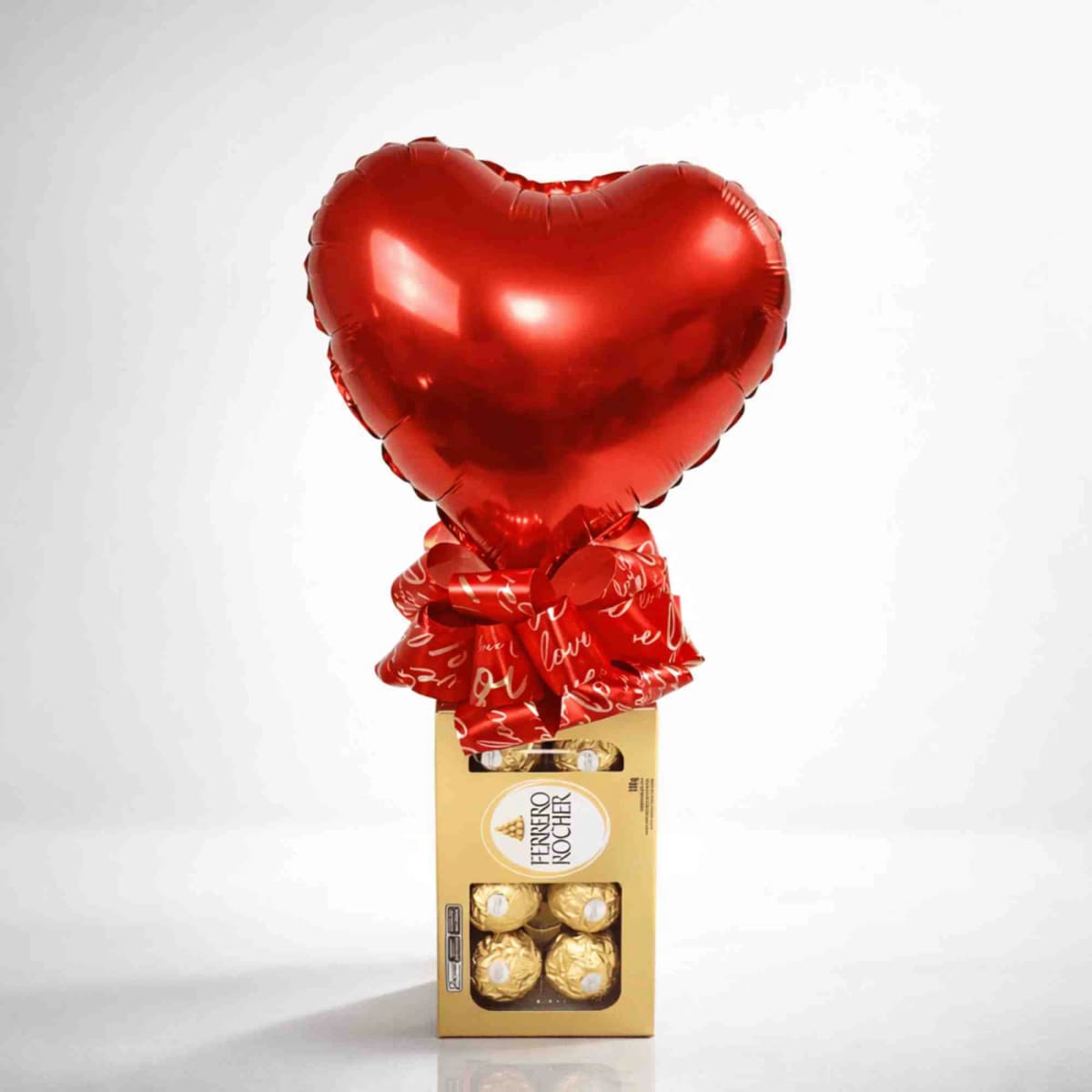 Ferrero Rocher com balão de coração