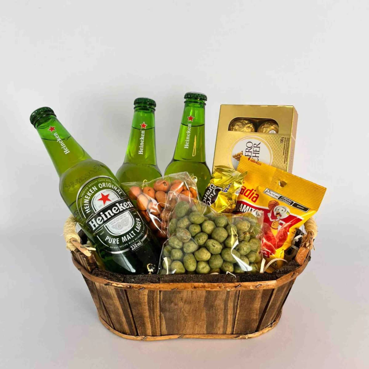 Tina de madeira com cervejas, petiscos e chocolates